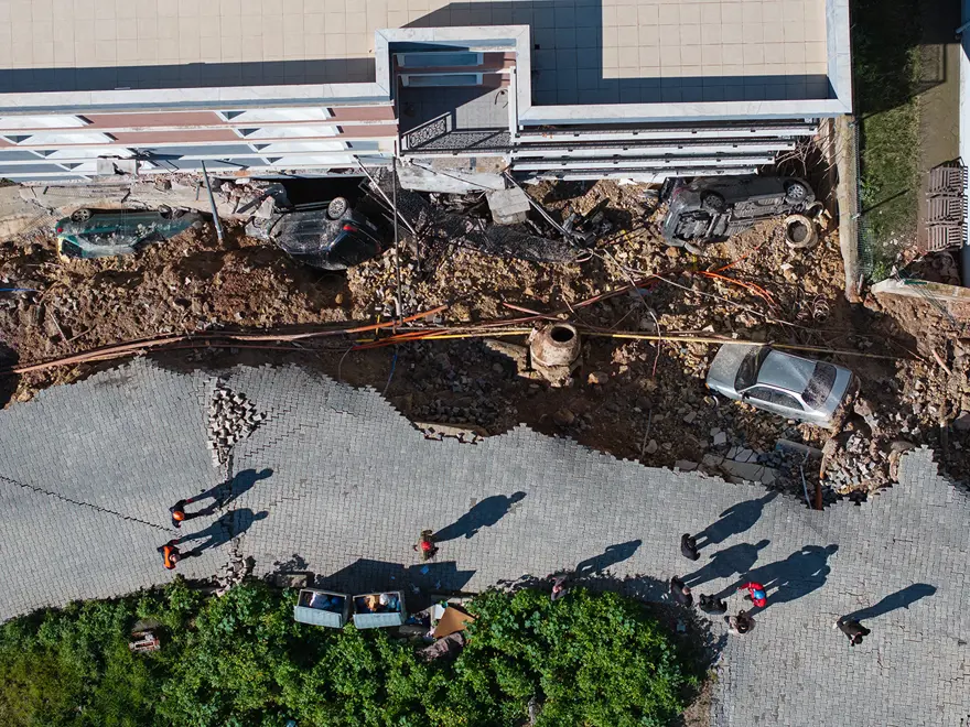 İzmir'de istinat duvarı çöktü! İki binada hasar var, arabalar toprak altında kaldı İzmir'de istinat duvarı çöktü! İki binada hasar var, arabalar toprak altında kaldı