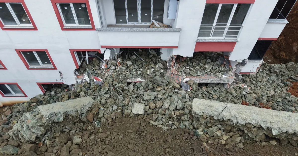 Trabzon'da istinat duvarı çöktü. 9 katlı binada hasar