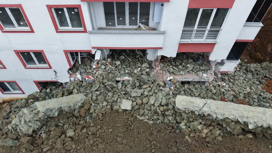 Trabzon'da istinat duvarı çöktü. 9 katlı binada hasar