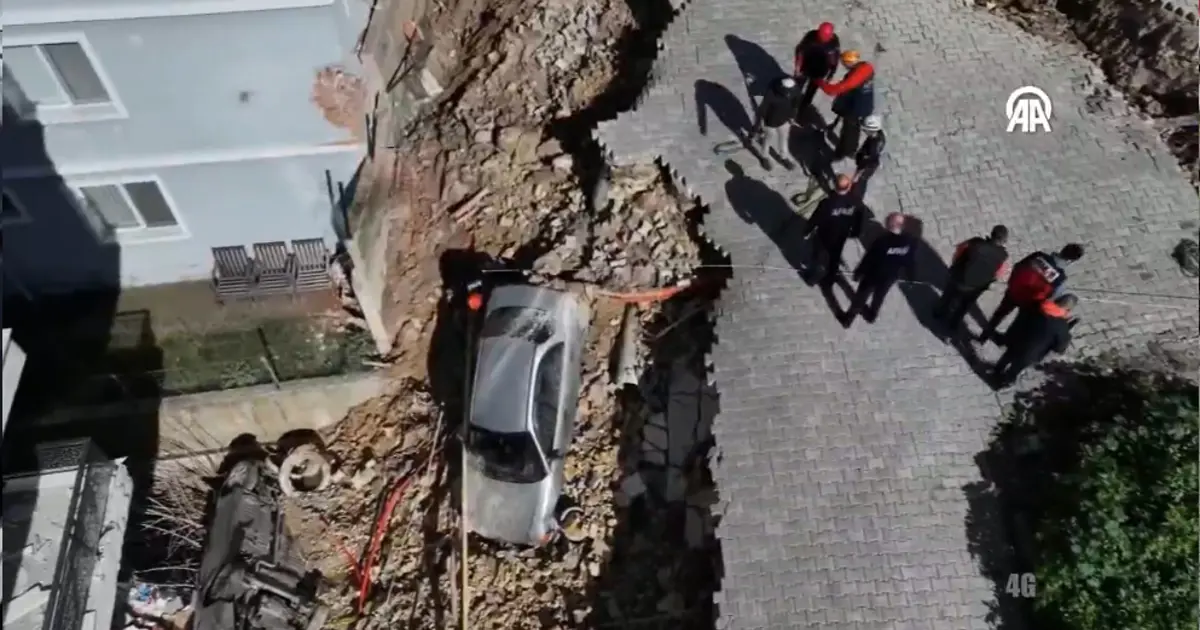 İzmir'de istinat duvarı çöktü! İki binada hasar var, arabalar toprak altında kaldı