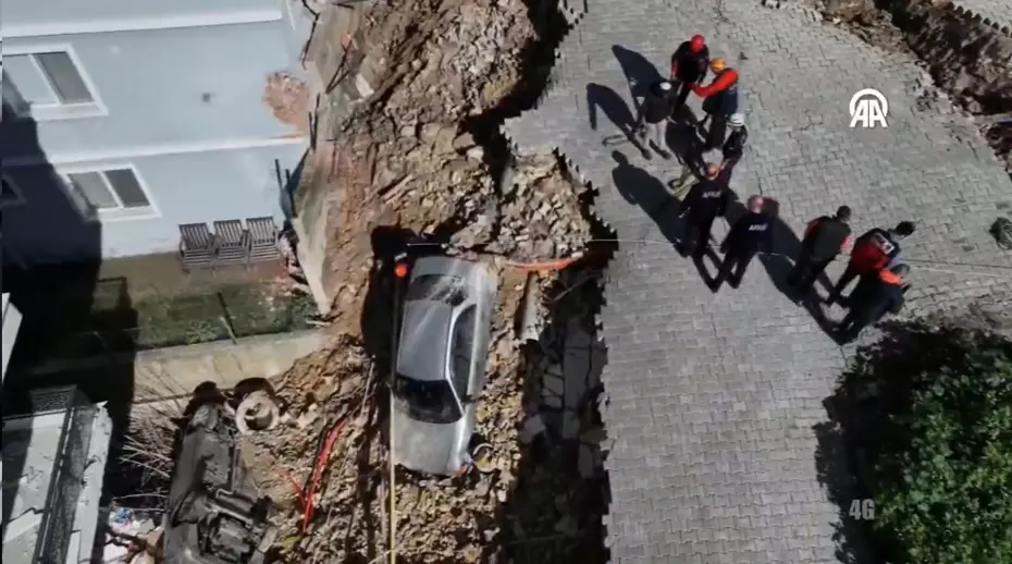 İzmir'de istinat duvarı çöktü! İki binada hasar var, arabalar toprak altında kaldı