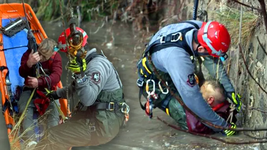 İzmir'de şiddetli sağanak. Sular bir anda yükseldi, derede mahsur kaldı İzmir'de şiddetli sağanak. Sular bir anda yükseldi, derede mahsur kaldı