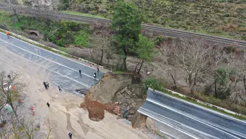 İzmir'de şiddetli sağanak. Selçuk-Aydın karayolunda çökme