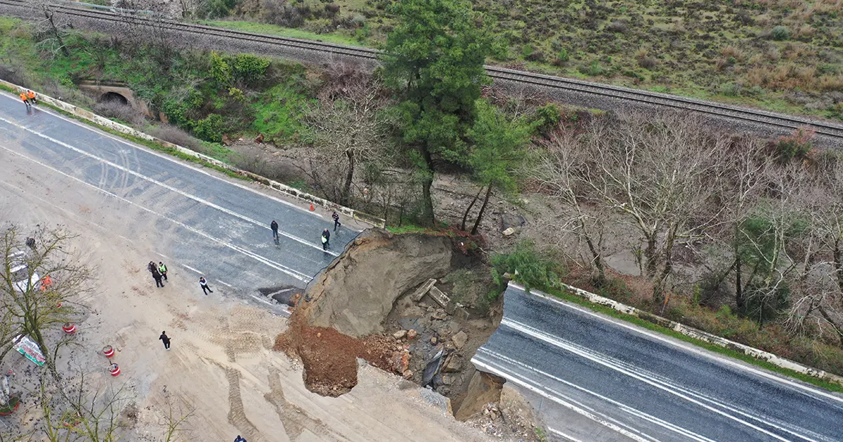 İzmir'de şiddetli sağanak. Selçuk-Aydın karayolunda çökme