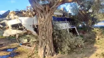 İzmir'de kamyonet kazası: Araç hurdaya döndü