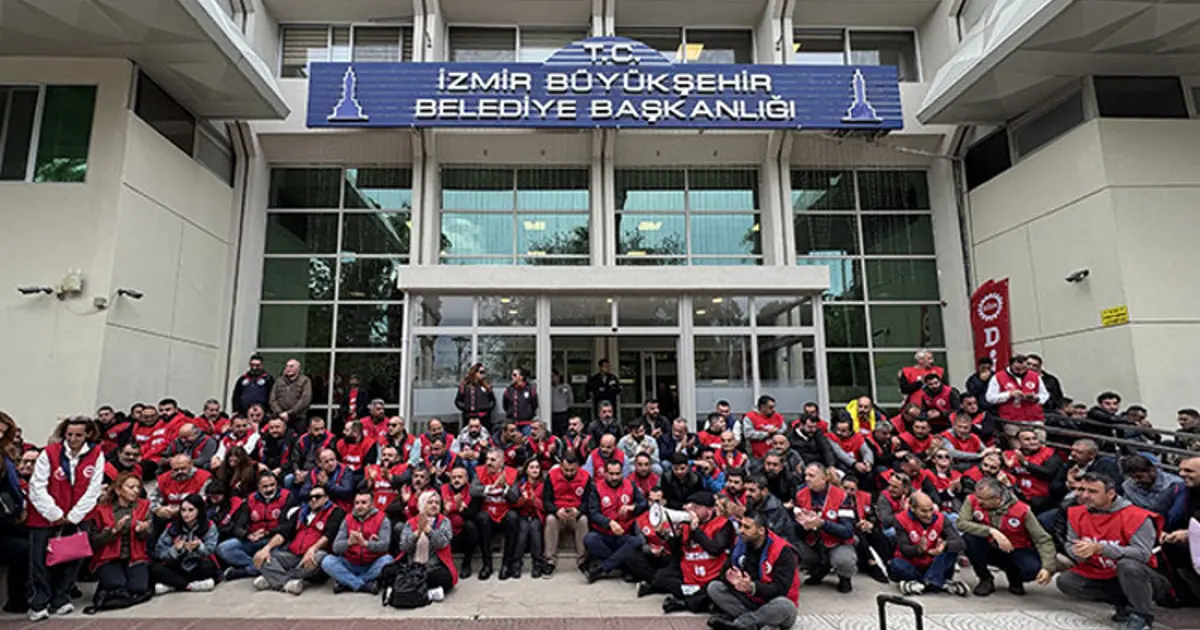 İzmir Büyükşehir Belediyesi işçilerinden oturma eylemi