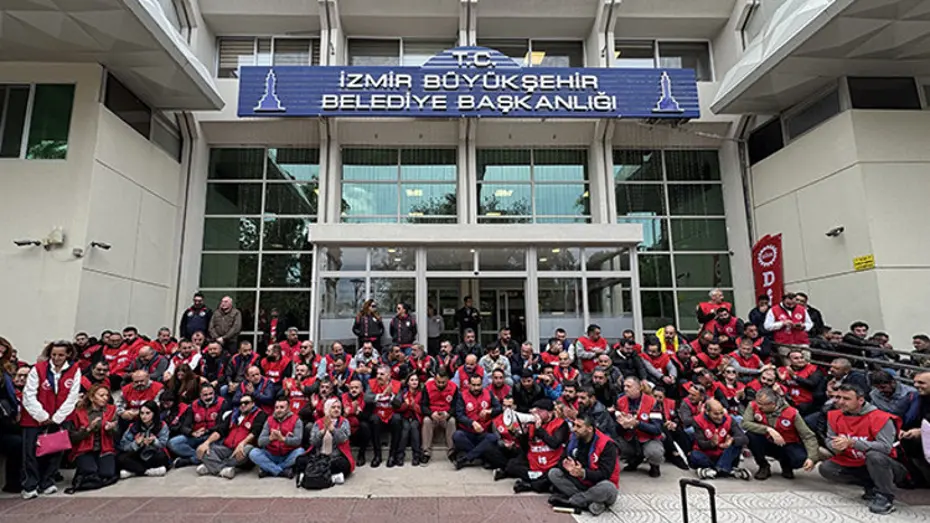 İzmir Büyükşehir Belediyesi işçilerinden oturma eylemi