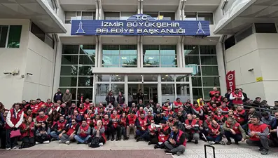 İzmir Büyükşehir Belediyesi işçilerinden oturma eylemi