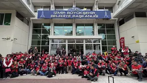 İzmir Büyükşehir Belediyesi işçilerinden oturma eylemi