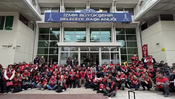 İzmir Büyükşehir Belediyesi işçilerinden oturma eylemi
