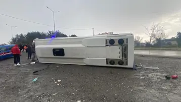 İzmir'de futbolcuları taşıyan midibüs devrildi: Yaralılar var