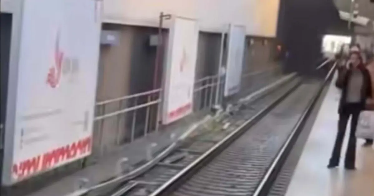 İzmir'de metro vagonu raydan çıktı, seferler durduruldu