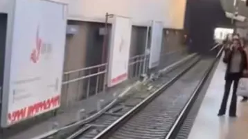 İzmir&#x27;de metro vagonu raydan çıktı, seferler durduruldu