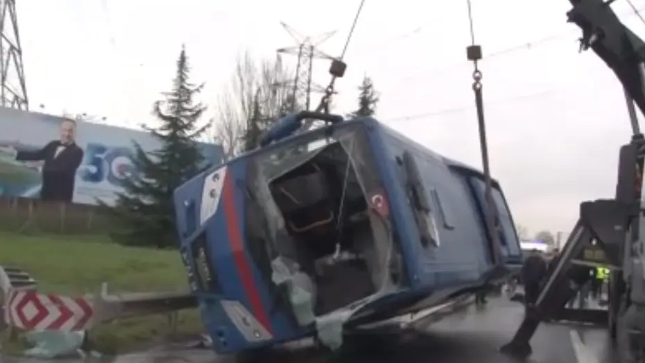 Kağıthane'de cezaevi nakil aracı devrildi. 2'si ağır 19 yaralı