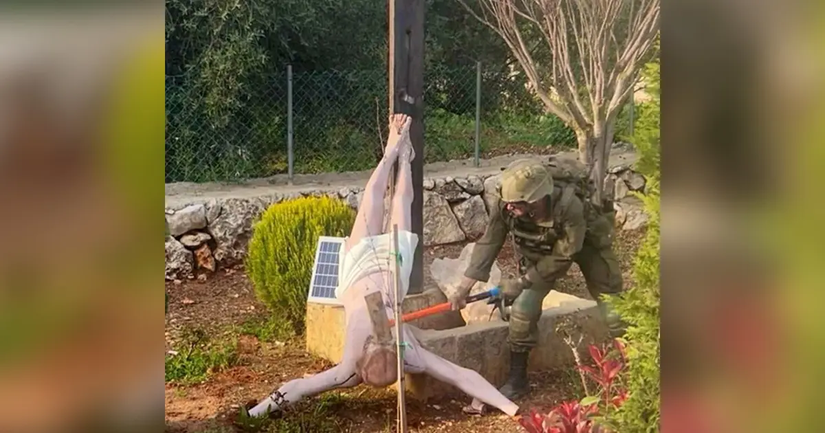 İsrail askerleri Hz. İsa heykelini de balyozla parçaladı
