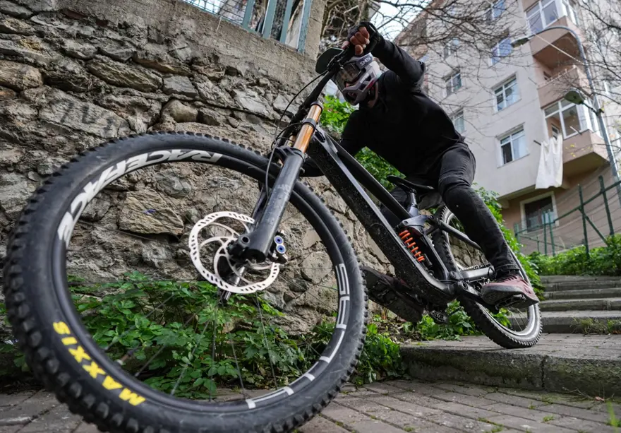 İstanbul'un merdivenlerini parkura çevirdi. Geceleri şantiyede çalışıyor, gündüzleri downhill yapıyor 