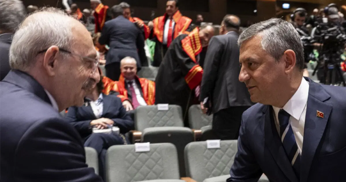 Dikkat çeken anlar. Kemal Kılıçdaroğlu ile Özgür Özel tokalaştı