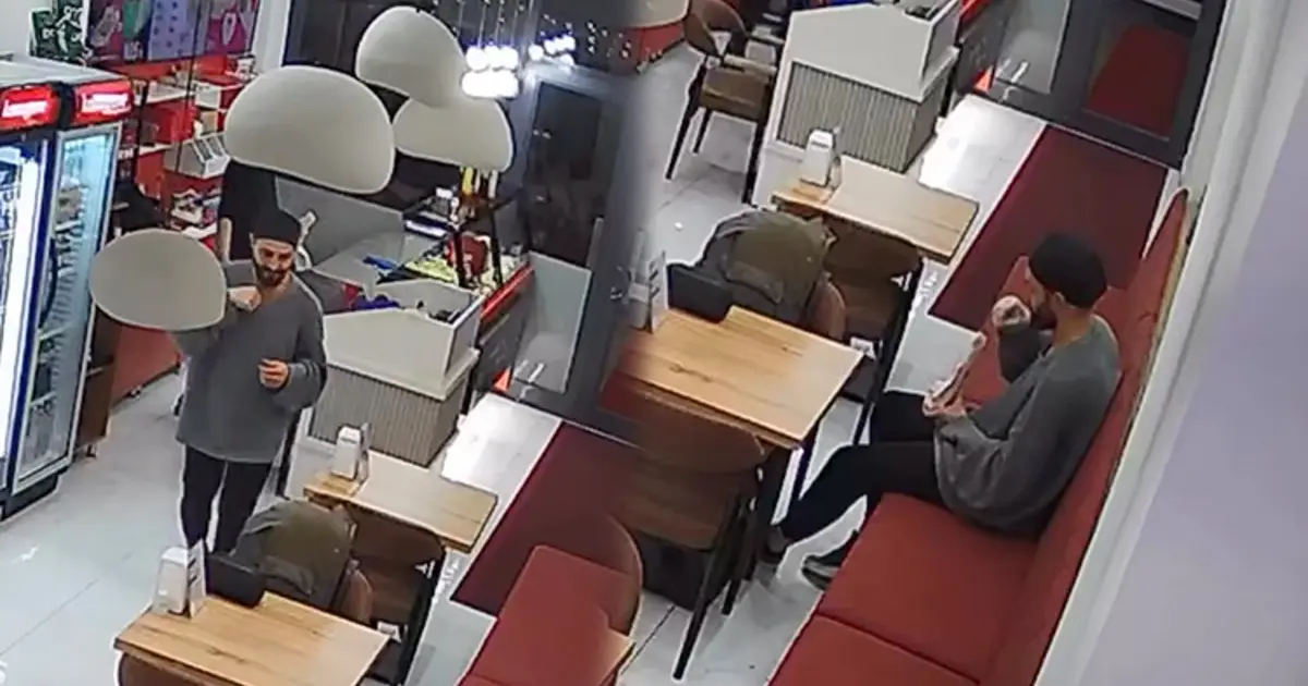Dürüme sakalının, göğsünün kıllarını koparıp koydu. Parasını ödemeden lokantadan çıktı