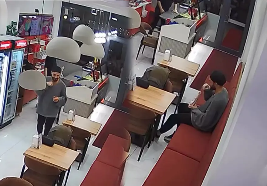 Dürüme sakalının, göğsünün kıllarını koydu. Parasını ödemeden lokantadan çıktı  