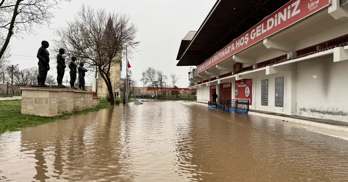 Tunca Nehri taştı. Er Meydanı sular altında kaldı