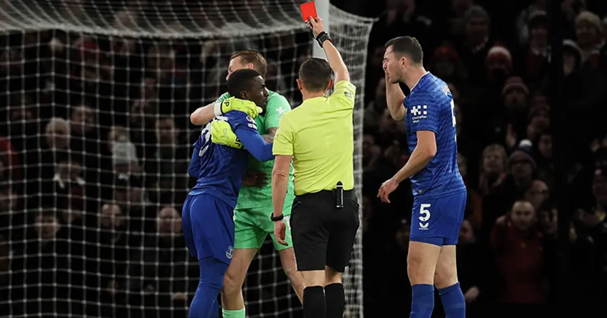 Manchester United-Everton maçında olay: Takım arkadaşına tokat attı, kırmızı kart gördü