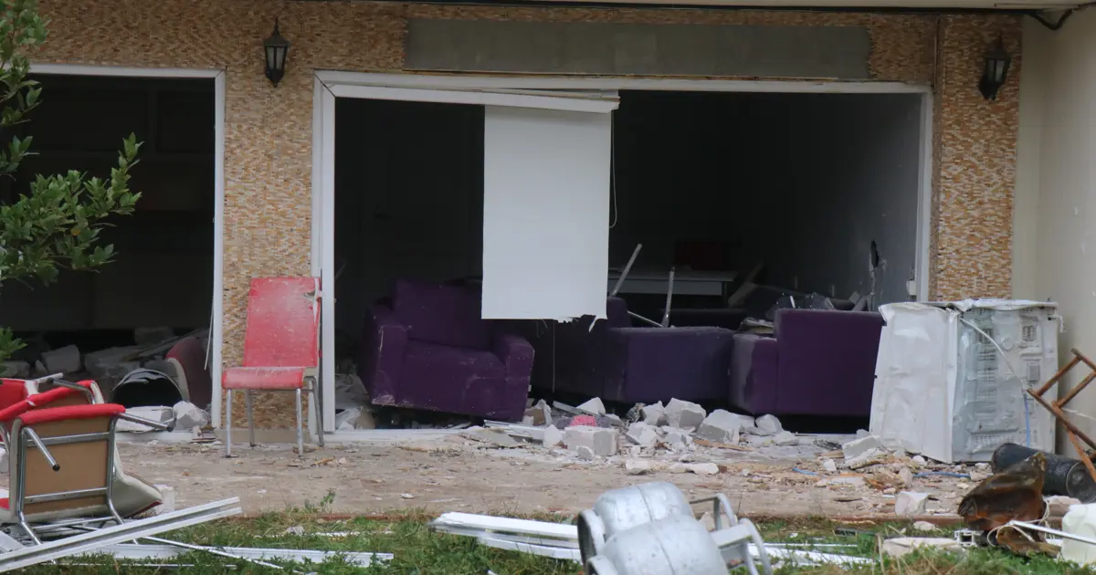 Sakarya kız yurdundaki patlama. Cam ve çerçeveler patladı, eşyalar bahçeye uçtu