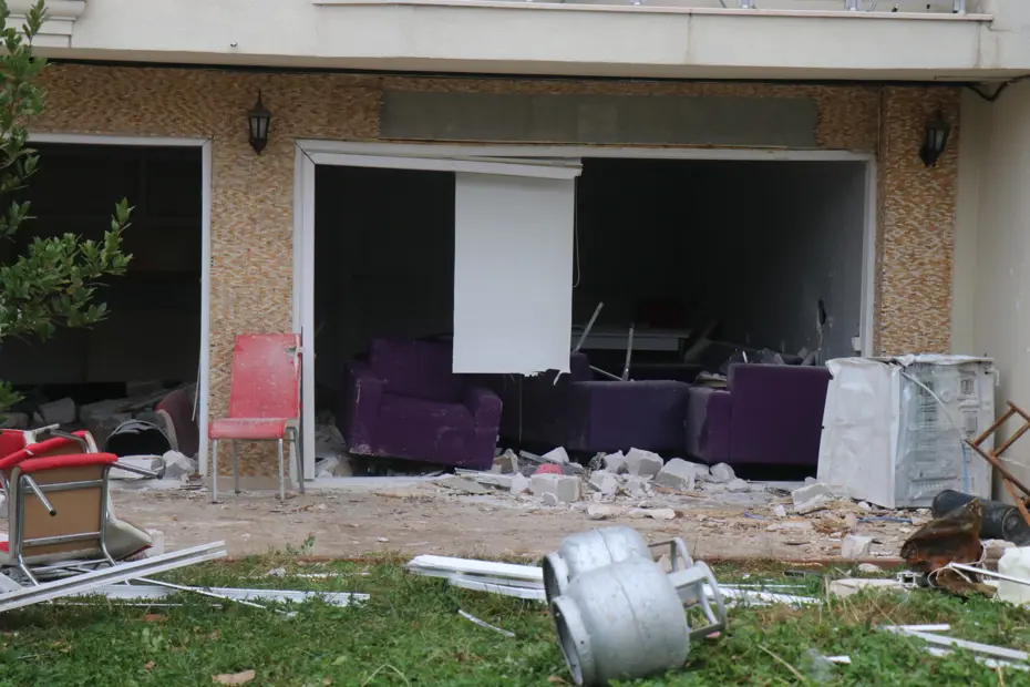 Sakarya kız yurdundaki patlama. Cam ve çerçeveler patladı, eşyalar bahçeye uçtu