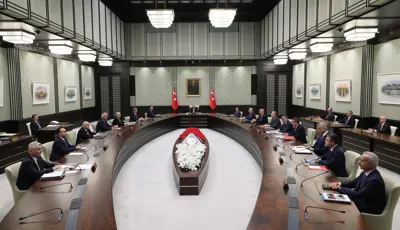 Kabine yarın toplanıyor. Gündemde hangi konular var?Cumhurbaşkanlığı Kabinesi, yaklaşık iki haftalık aranın ardından yeni haftada Cumhurbaşkanı Recep Tayyip Erdoğan başkanlığında bir araya gelecek. Terörsüz Türkiye süreci, ekonomi ve ABD-İran savaşı gündemde olacak.