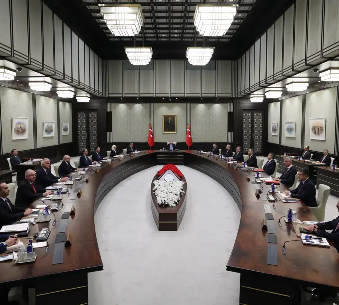 Kabine yarın toplanıyor. Gündemde hangi konular var?Cumhurbaşkanlığı Kabinesi yarın Cumhurbaşkanı Recep Tayyip Erdoğan başkanlığında Beştepe’de toplanacak.