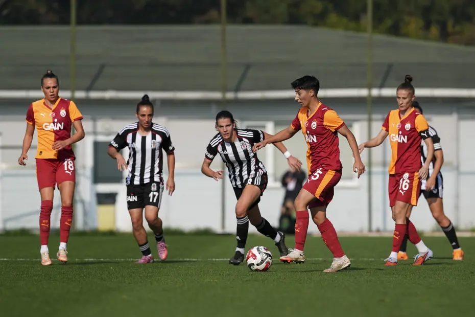 Derbide Galatasaray'dan Beşiktaş'a fark: 5-0