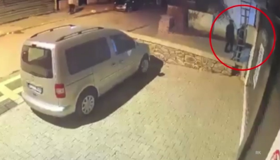 İstanbul'da korku filmi gibi olay: Hırsızlar eve merdivenle girdi, iki kadına dehşeti yaşattı