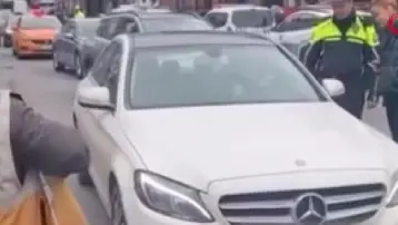 Beşiktaş'ta tuhaf olay. Yolda durdurduğu aracında dans etti 