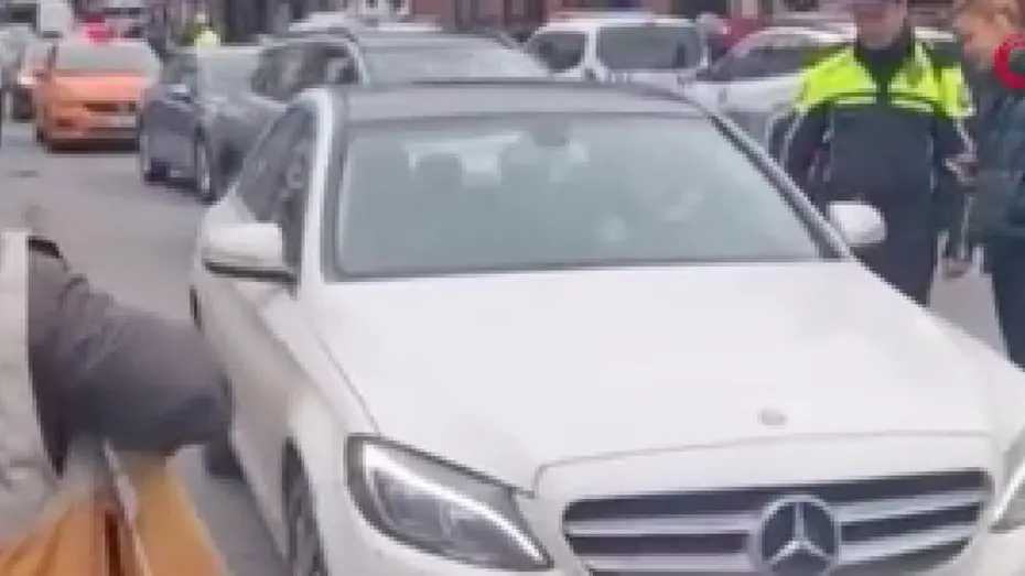 Beşiktaş'ta tuhaf olay. Yolda durdurduğu aracında dans etti 