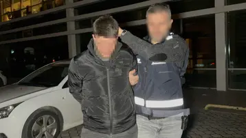 Kafe müdürü müşterileri rahatsız ettiği öne sürülen 4 kişiyi vurdu