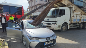 Akılalmaz kaza: Kamyondaki demirler otomobilin camına saplandı