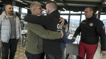 Kendisini enkazdan kurtaran Boşnak ekibiyle Saraybosna buluştu