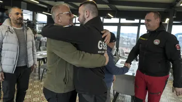 Kendisini enkazdan kurtaran Boşnak ekibiyle Saraybosna'da buluştu