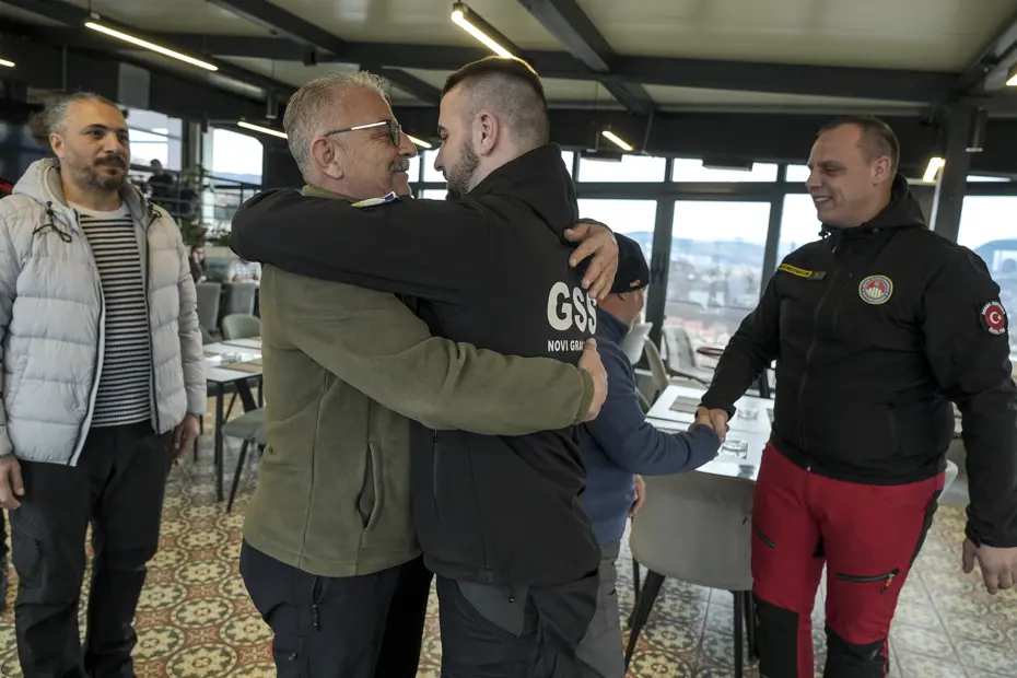 Kendisini enkazdan kurtaran Boşnak ekibiyle Saraybosna buluştu