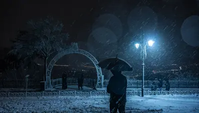 İstanbul Valiliği ve AKOM'un uyarılarının ardından kar yağışı başladı. Okullar tatil olacak mı? 