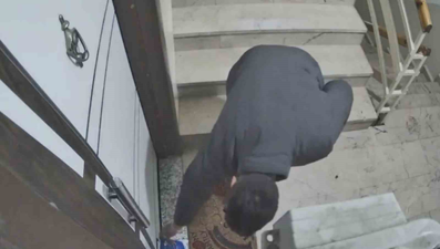 Güvenlik kamerası hırsızlığa engel oldu. Kapı kapı para topladı, gözü kargoda kaldı