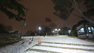 Kar geri döndü! İstanbul'un bazı ilçeleri beyaza büründü