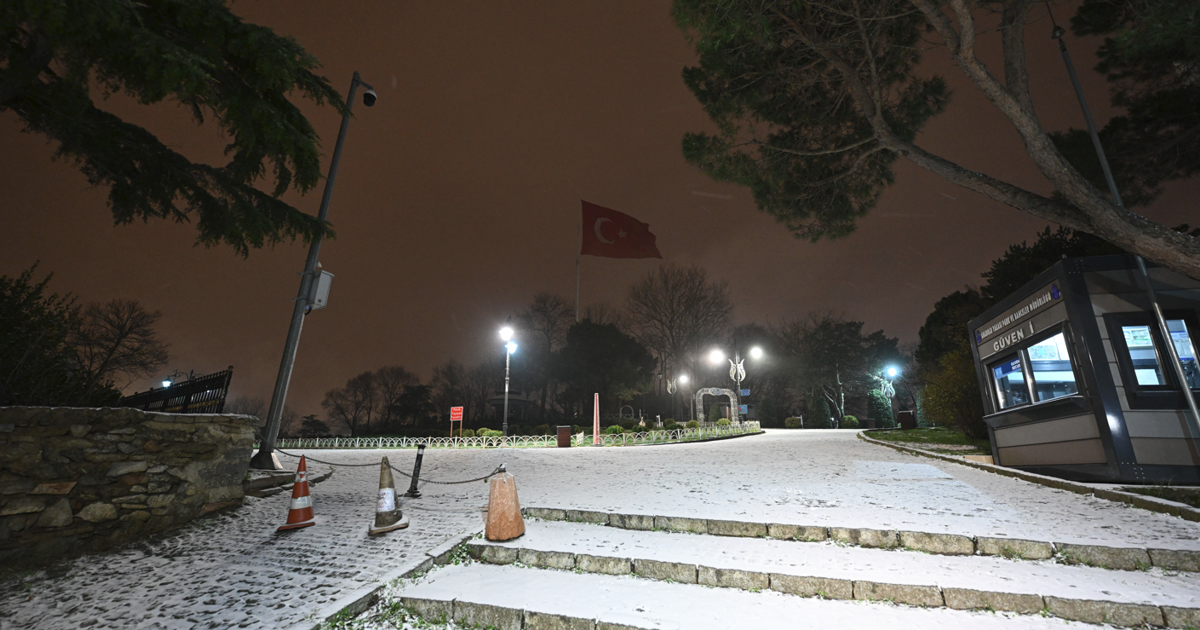 Kar geri döndü! İstanbul'un bazı ilçeleri beyaza büründü