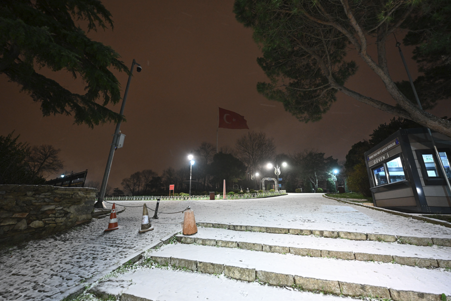 Kar geri döndü! İstanbul’un bazı ilçeleri beyaza büründü