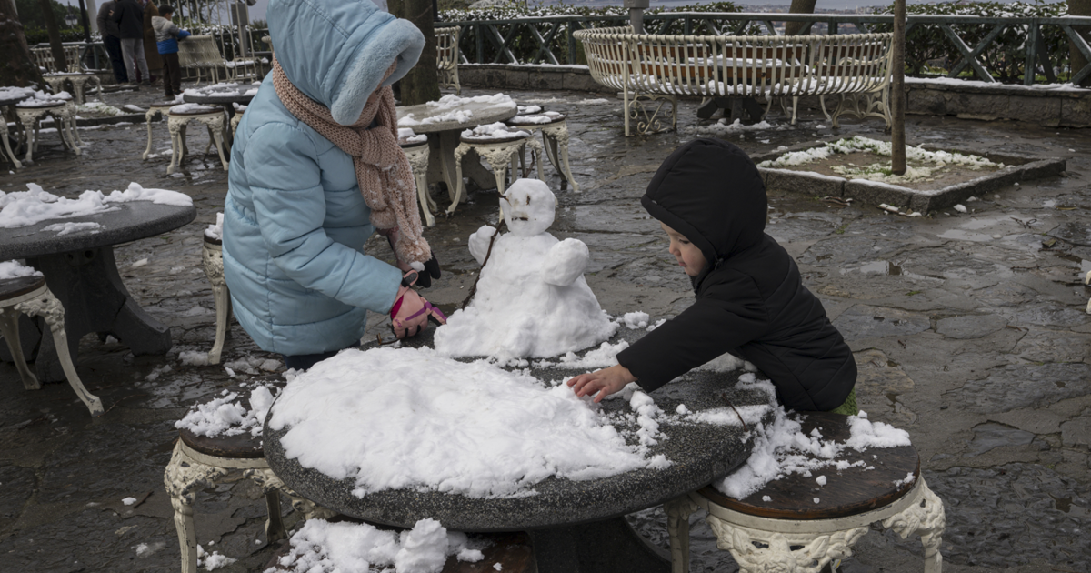 Kar geri döndü, bazı ilçeler beyaza büründü. İstanbul'da kar yağışı ne kadar sürecek?
