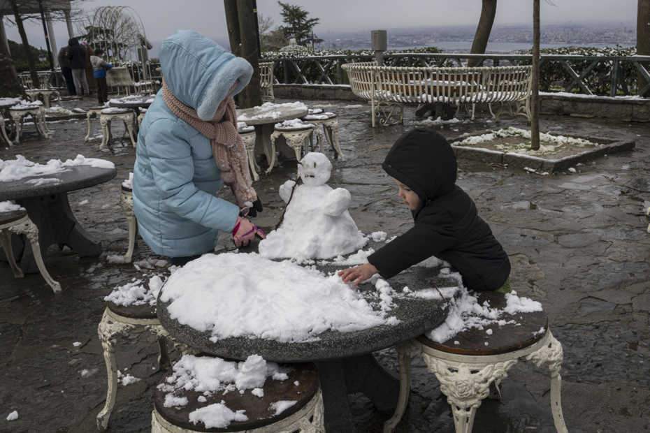 Kar geri döndü, bazı ilçeler beyaza büründü. İstanbul'da kar yağışı ne kadar sürecek? 