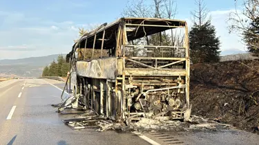 Seyir halindeki yolcu otobüsü alev aldı: Sadece iskeleti kaldı