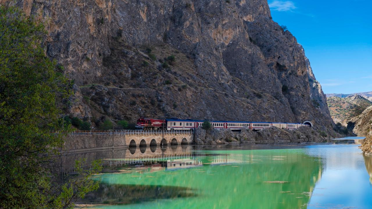Turistik Karaelmas Ekspresi yeniden raylarda. Ormanlardan antik kentlere uzanan yolculuk