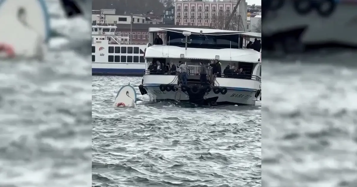 Karaköy'de yolcu vapurunun çarptığı teknedeki kişi denize düştü