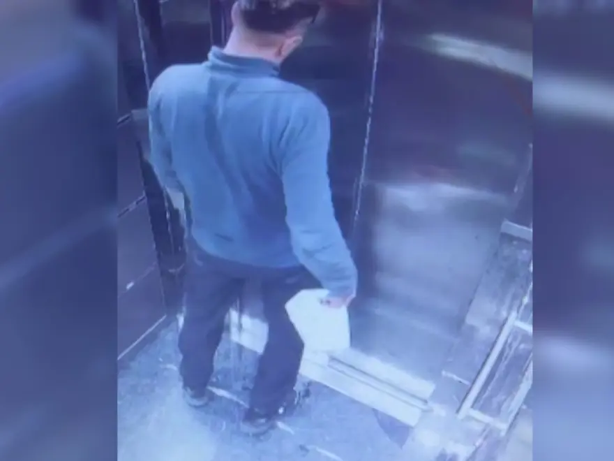 Aylarca araştırdılar, kamera kayıtlarında ortaya çıktı. Apartmandaki idrar kokusunda kurye gözaltında  3