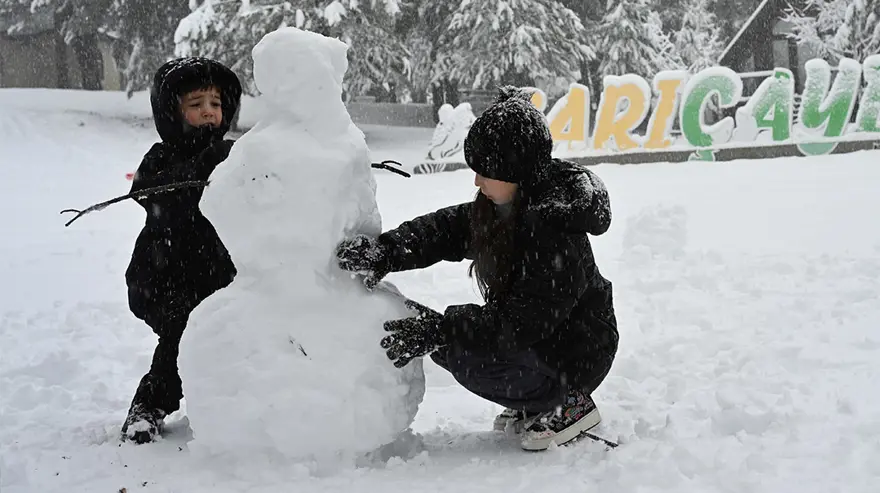 Uyarıların ardından kar İstanbul'a giriş yaptı. Meteoroloji saat verdi, İstanbul'da kar yağışı ne kadar sürecek? 2